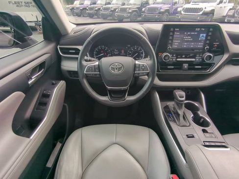 Used 2021 Toyota Highlander XLE FWD image 19