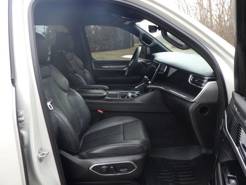 Used 2022 Jeep Wagoneer Series III w/ Premium Group I image 16