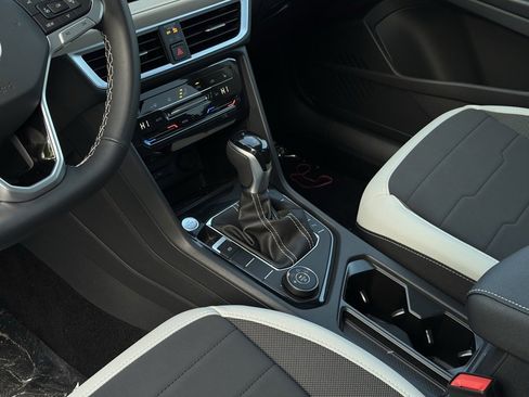 New 2025 Volkswagen Taos SE image 19