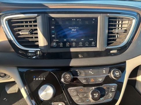 Used 2019 Chrysler Pacifica Touring-L image 21