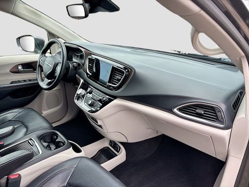Used 2019 Chrysler Pacifica Touring-L Plus w/ Advanced Safetytec Group FWD image 27
