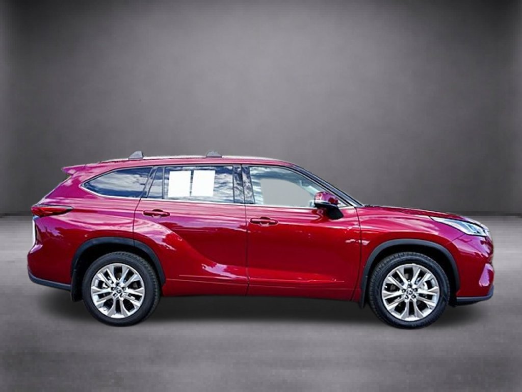 Used 2023 Toyota Highlander Limited FWD image 3