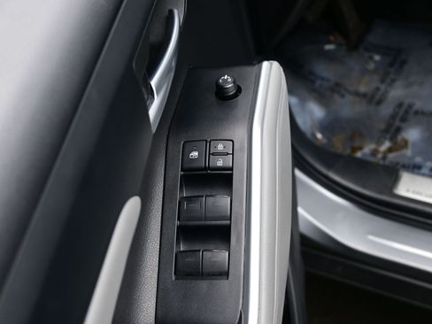 Used 2025 Toyota Highlander XLE image 10