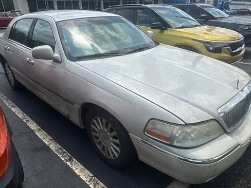 Used 2004 Lincoln Town Car Signature RWD image 1