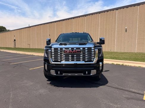 Used 2025 GMC Sierra 2500 Denali w/ Technology Package AWD/4WD image 2
