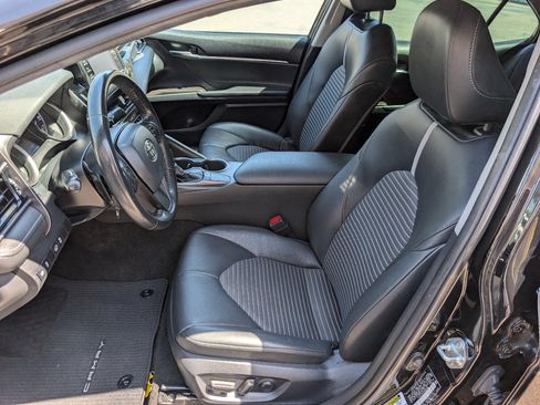 Used 2022 Toyota Camry SE w/ Carpet Mat Package (TMS) FWD image 2