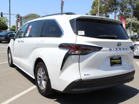 Certified 2026 Toyota Sienna XLE FWD image 65