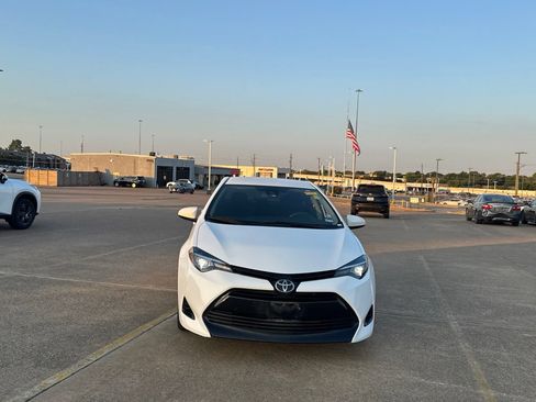 Used 2017 Toyota Corolla LE FWD image 5