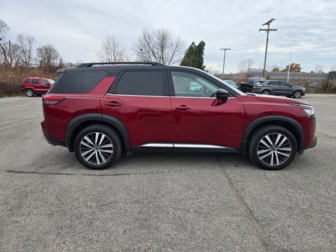Used 2022 Nissan Pathfinder Platinum image 2