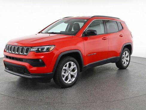 Used 2025 Jeep Compass Latitude AWD/4WD image 3