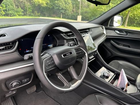 Used 2024 Jeep Grand Cherokee L Altitude AWD/4WD image 10
