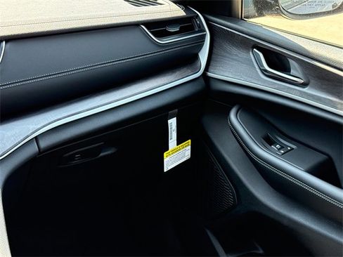 New 2025 Jeep Grand Cherokee Limited w/ Luxury Tech Group II image 16