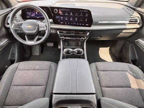 Used 2025 Chevrolet Traverse LT w/ Driver Confidence Package FWD image 8