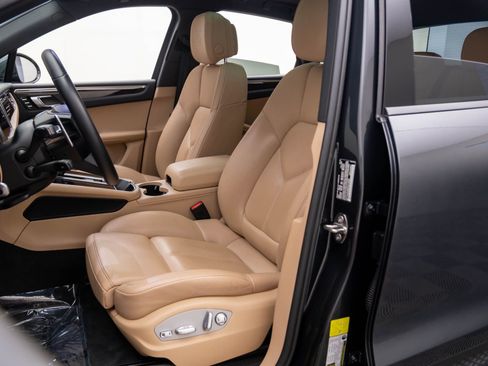 Certified 2023 Porsche Macan image 5