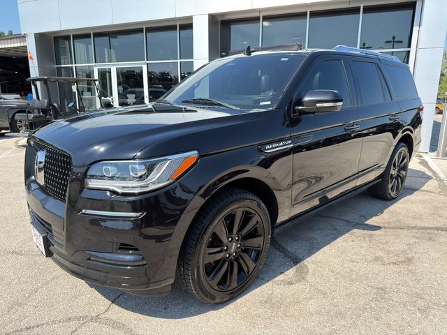 Used 2022 Lincoln Navigator Reserve AWD/4WD image 3