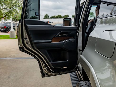 Used 2025 Lexus GX 550 w/ Accessory Package (2T) AWD/4WD image 39