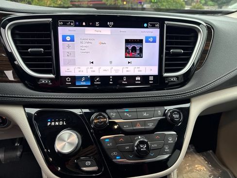 Used 2022 Chrysler Pacifica Limited FWD image 5