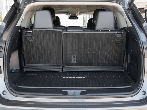 Used 2024 Toyota Highlander XLE AWD/4WD image 45