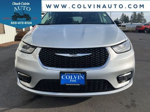 Used 2024 Chrysler Pacifica Touring-L image 4