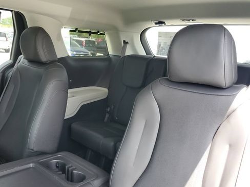 Used 2024 Kia Carnival EX FWD image 11