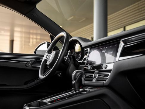Certified 2024 Porsche Macan AWD/4WD image 47