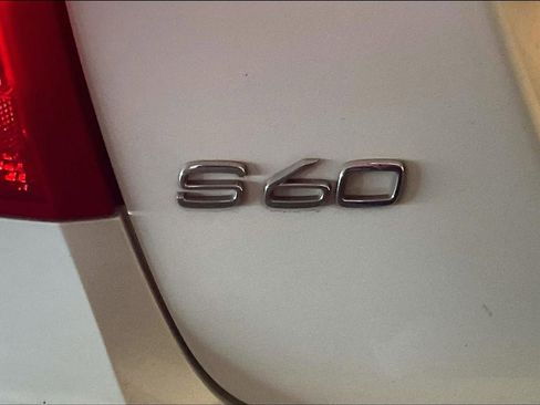 Used 2018 Volvo S60 T5 Inscription image 8