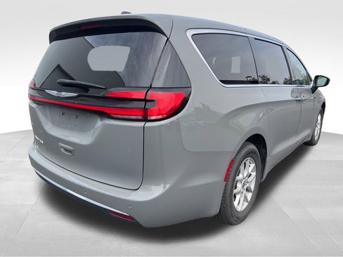 Used 2023 Chrysler Pacifica Touring-L image 5