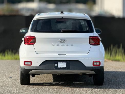Used 2021 Hyundai Venue SE FWD image 4