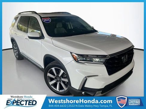Used 2025 Honda Pilot Touring image 1
