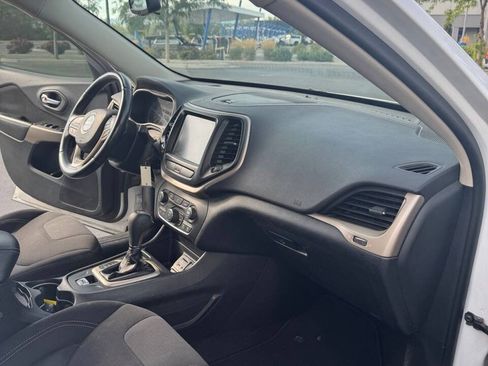 Used 2017 Jeep Cherokee Latitude w/ Comfort & Sound Group FWD image 17