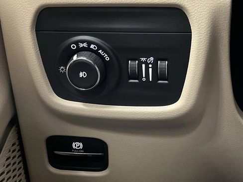 Used 2025 Jeep Grand Cherokee Limited w/ Luxury Tech Group II image 26