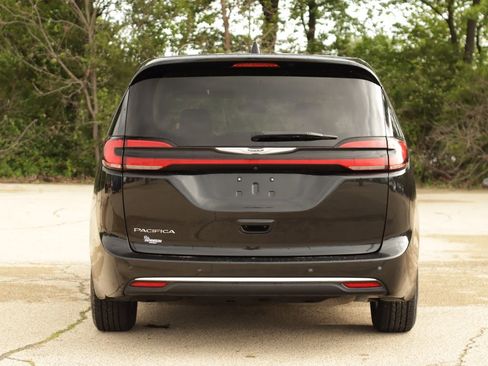 Used 2023 Chrysler Pacifica Touring-L FWD image 6
