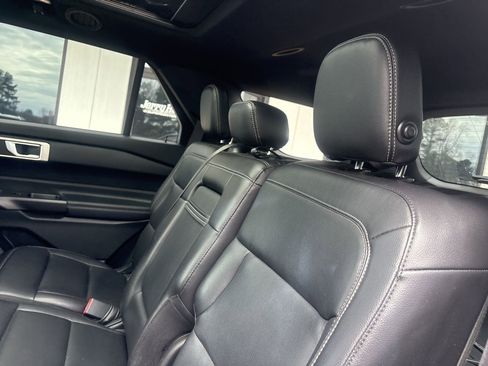 Used 2020 Ford Explorer XLT w/ Equipment Group 202A image 5