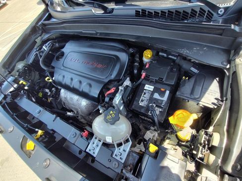 Used 2016 Jeep Renegade Latitude FWD image 14