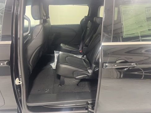 New 2025 Chrysler Voyager LX image 26
