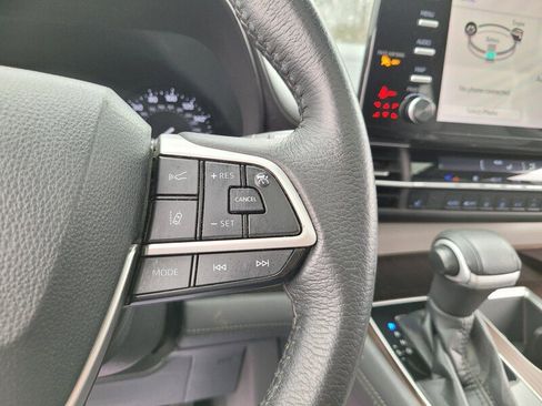 Used 2021 Toyota Sienna XLE image 24