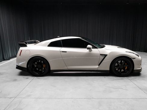 Used 2015 Nissan GT-R Premium AWD/4WD image 15
