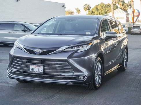 Used 2023 Toyota Sienna Limited image 4
