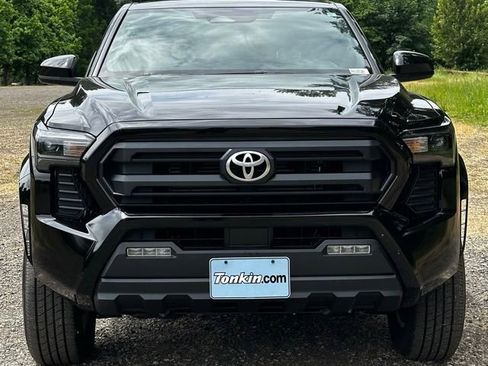 Used 2025 Toyota Tacoma SR5 AWD/4WD image 3