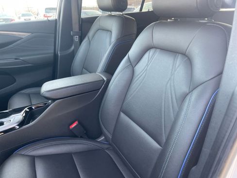 Used 2025 Buick Envista Sport Touring image 36