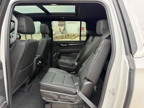 Used 2023 GMC Yukon XL Denali AWD/4WD image 9