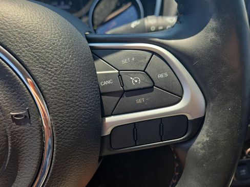 Used 2018 Jeep Compass Latitude w/ Cold Weather Group FWD image 15