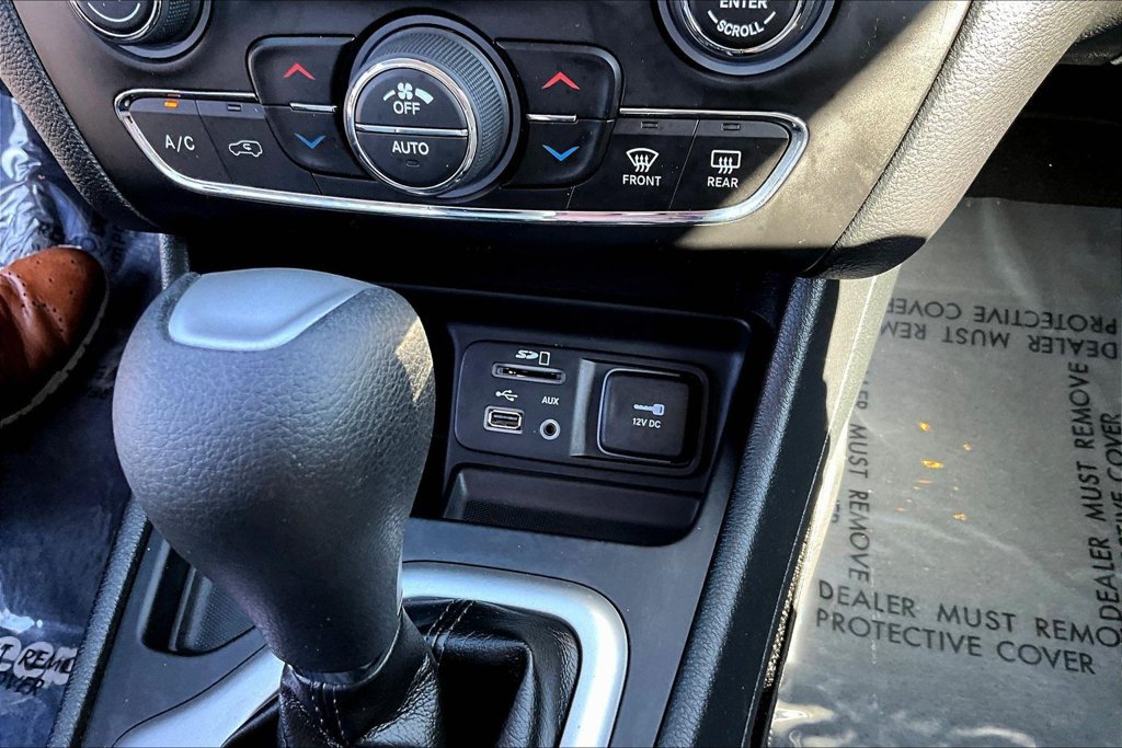 Used 2016 Jeep Cherokee Latitude w/ Comfort/Convenience Group FWD image 18