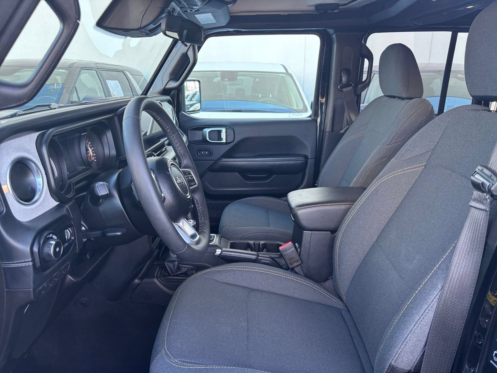 Used 2025 Jeep Wrangler Unlimited Sahara AWD/4WD image 26