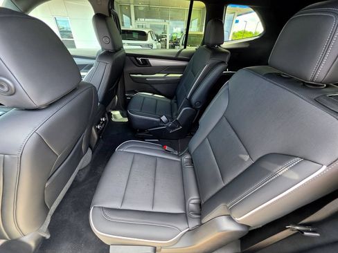 Used 2025 Buick Enclave Preferred AWD/4WD image 48