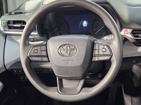 Used 2025 Toyota Sienna LE FWD image 26
