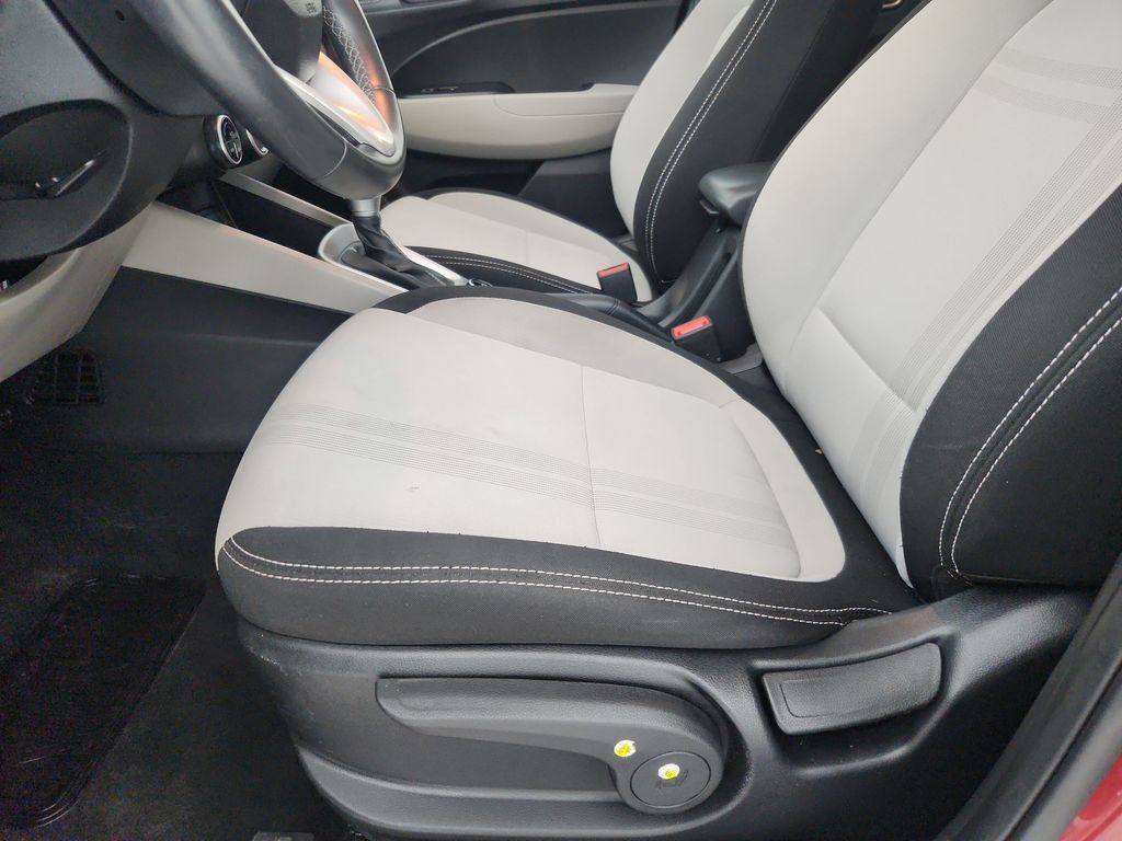 Used 2025 Hyundai Venue SEL FWD image 22