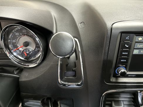 Used 2016 Chrysler Town & Country Touring FWD image 31