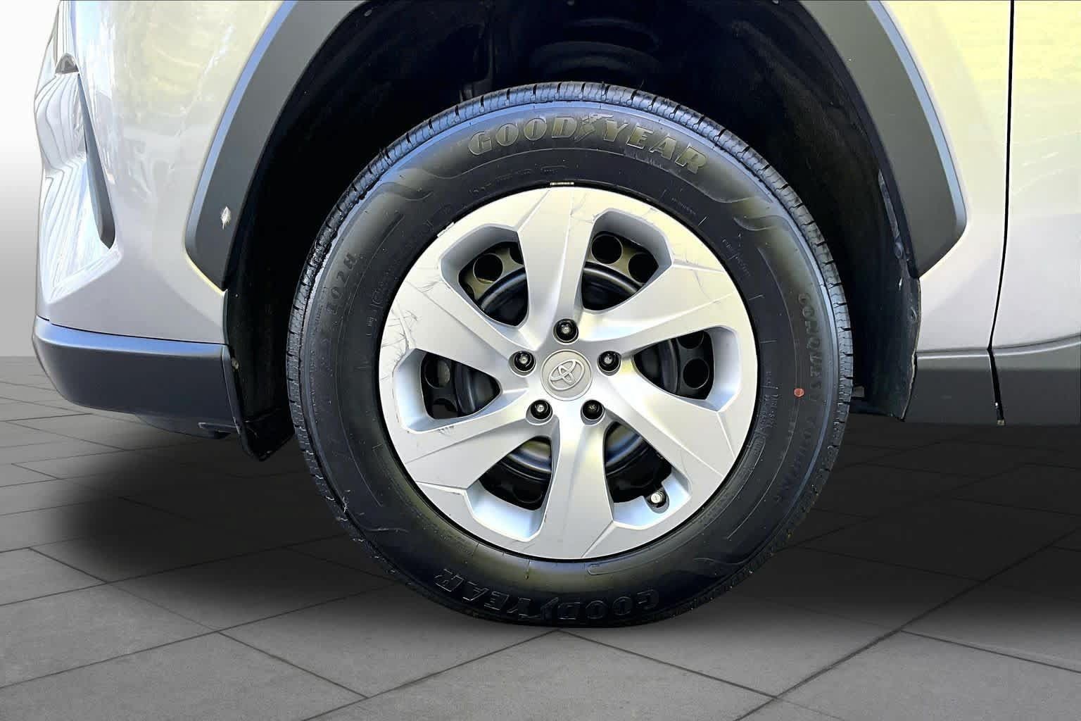 Used 2023 Toyota RAV4 LE AWD/4WD image 11