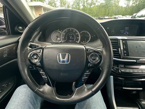Used 2017 Honda Accord Touring image 12